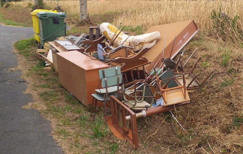 <b>Ineptitude ou claro caso de hostigamento?<br>Os enseres do rural botan un mes sen recoller</b><span class=tm-skincolor></span>