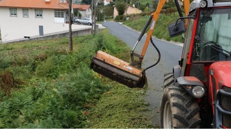<b>Dous meses perdidos na contratación dos desbroces.<br>A deixadez do goberno de Alvariño pon en risco á veciñanza</b><span class=tm-skincolor></span>